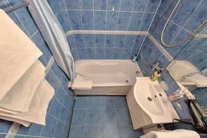 4 кровати с кондиционером и балконом. Alex Apartments. 13