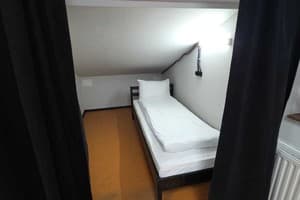 Хостел Fire Station Hostel. Место в общем 6-местном номере  3