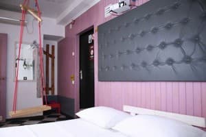 Мини-отель Mamba Hotel. №2 Семейный номер с кинотеатром и качелью – в укрытии 5