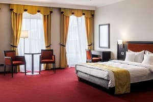 Отель Menorah Hotel