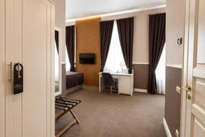 Готель Modern Art Hotel - Maestro. Напівлюкс двомісний з диваном та балконом( сніданок включено) 7