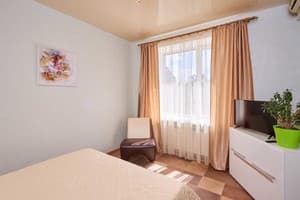 Хостел Perron. Люкс трехместный улучшенный, семейный, двухкомнатный 1