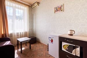 Хостел Perron. Люкс трехместный улучшенный, семейный, двухкомнатный 5