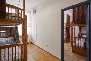 Хостел Perron. Место в общем 6-местном номере  1