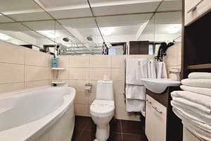 Самая большая кровать в Полтаве. Alex Apartments Круглосуточно бесконтактное заселение 3