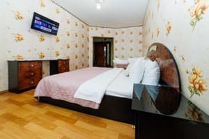 Яскраві квіти. Alex Apartments. Безконтактне заселення 24/7 7