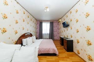 Яскраві квіти. Alex Apartments. Безконтактне заселення 24/7 9